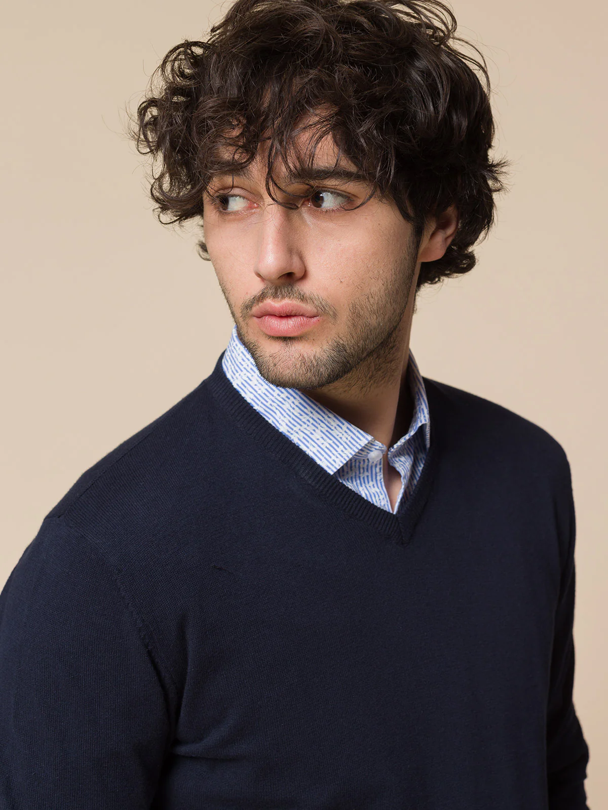 Maglia basic collo a V - Image 4